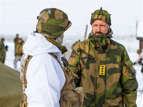 Kronprinsen på militærøvelse - Det norske kongehus