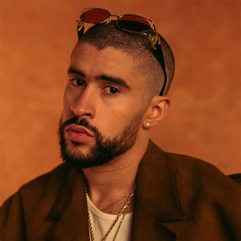 Photographie promotionnelle de Bad Bunny.