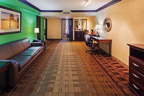 CROWNE PLAZA SUITES HOUSTON - NEAR SUGAR LAND