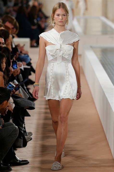 Balenciaga Spring 2016 Ready-to-Wear Fashion Show | Vogue