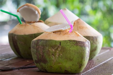 Coconut Floating In Water : Coconut water pros and cons / Hope you ...