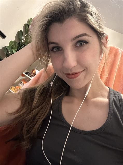 pre=stream selfie 5/26/2023 : r/FrivolousFox