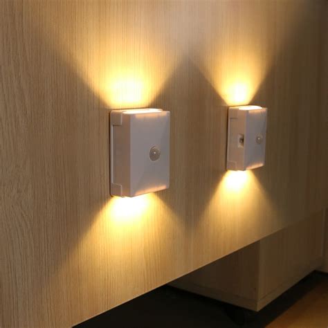 Двупосочна LED лампа със сензор за движение Flippy, с батерии, за ...