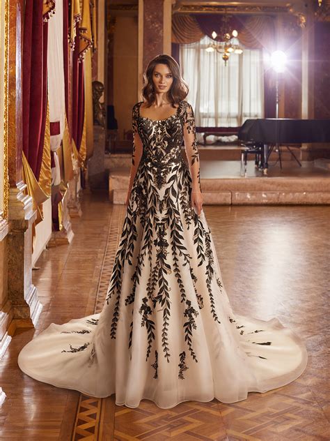 Halloween Wedding Ideas - Decorations, Dresses & More