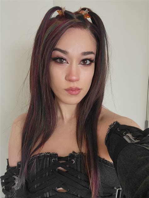 👑 Queen tofu : r/reactgirlsofYT