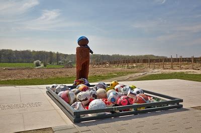 Christmas Truce Memorial, Mesen - WW1 Cemeteries.com - A photographic ...