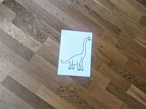 Gigantischer Brachiosaurus: Dinosaurier-Vorlage zum ausmalen, bekleben