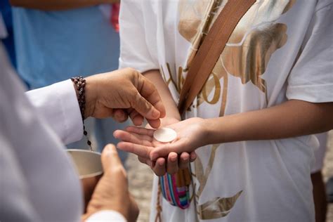 Quem Pode Receber A Hóstia - Fiéis recebendo a hóstia na tradicional primeira sexta-feira de 2023 na ...