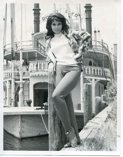 1964 Press Photo of leggy actress Anjanette Comer on Hollywood back lot