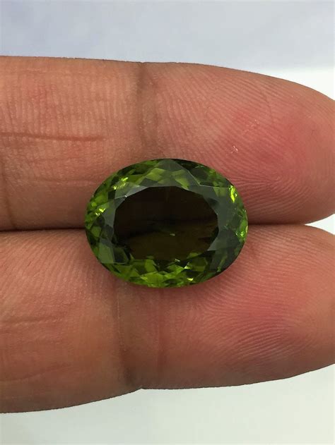 vintage  carat beautiful rich olive green color sparky luster aaa