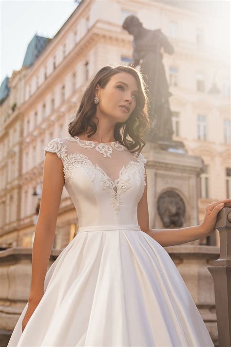 Short Wedding Dresses With Sleeves