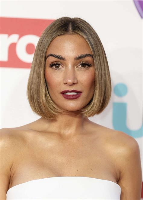 Stylists explain which cut for long hair suits your face shape 1