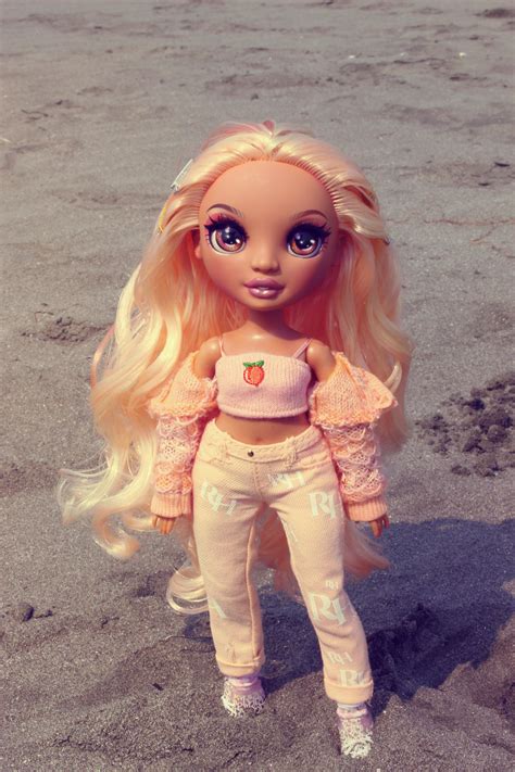 Georgia Peach Visits the Beach : r/RainbowHigh