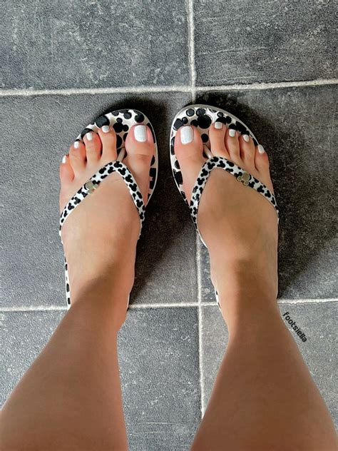 55° out but at the grocery store in flip flops : r/FemaleFlipFlops