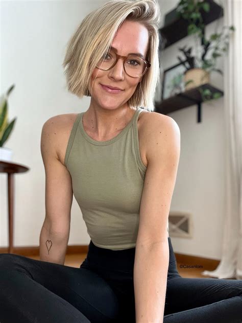 Just a simple selfie. (31F) : r/GirlswithGlasses