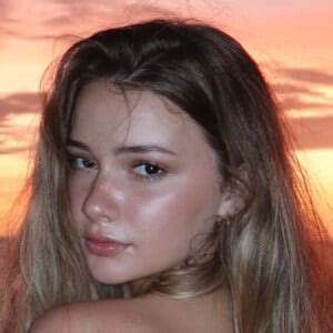 avaxreyes - Age, Bio, Family | Famous Birthdays