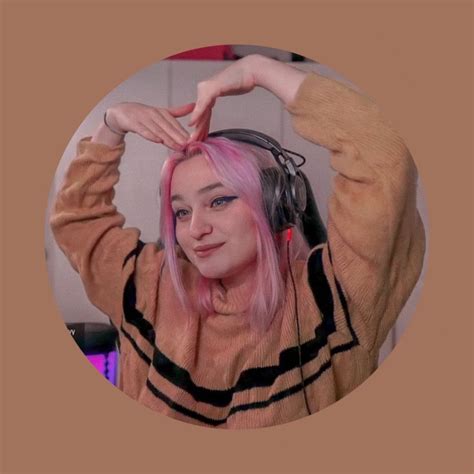 niki pfp blonde hair fair skin blonde hair color