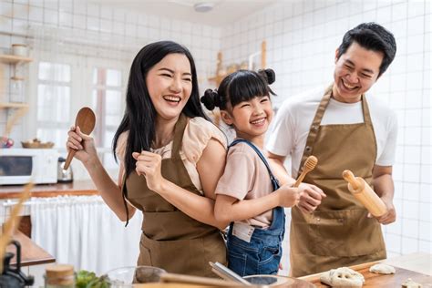Tips Menjadi Orang Tua dan Sahabat untuk Anak - Parentalk.id