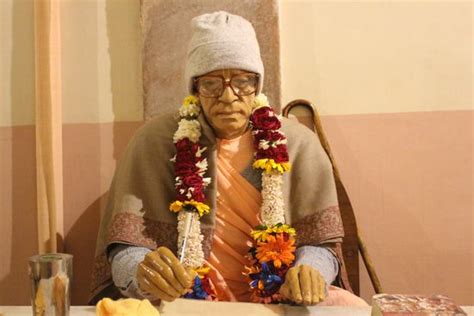 close darshan  sri prabhupad  shri radha damodar temple vrindavan