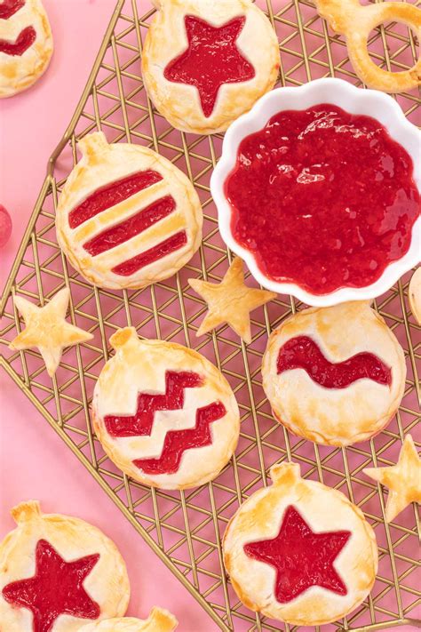 Ornament Pies // Christmas Hand Pies | Club Crafted