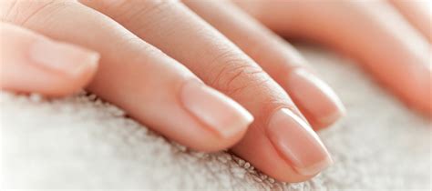 Ongles striés : causes et traitements