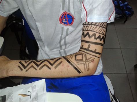 Pintura Indigena Na Perna - Fazendo artes no CEA: 2º ano do EM - Pintura Corporal Indígena.