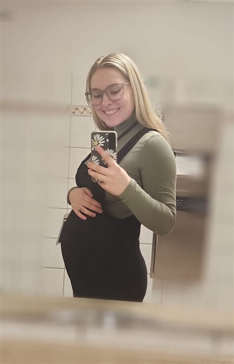 Loving this new bump friendly gym fit : r/ClothedPreggo