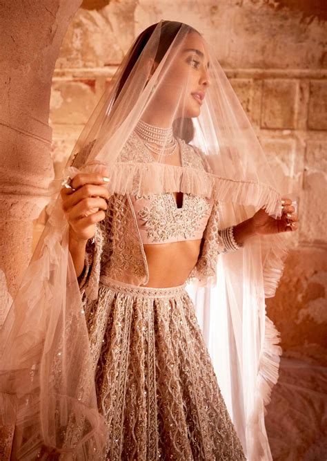 Gorgeous Lisa Turns Bride Again... - Rediff.com Get Ahead