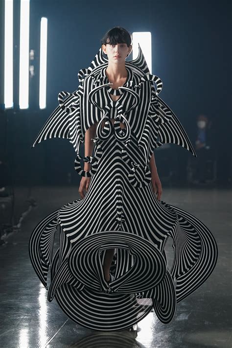 Ryunosuke Okazaki RTW Spring 2022 [PHOTOS]