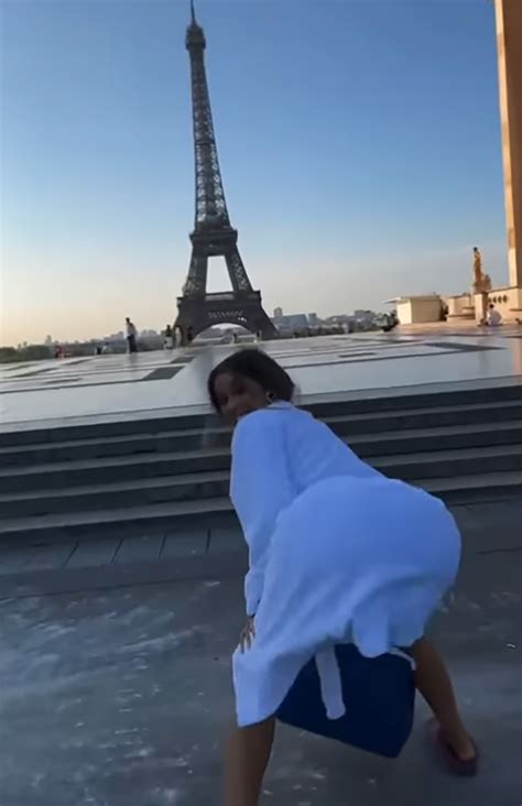 Cardi B twerks topless in bathtub following public spat with Offset (d