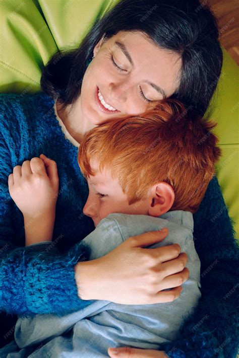 Любящая мать обнимает сына, будучи игривой. концепция детства. одинокая ...