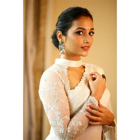 kgf fame actress srinidhi shetty latest   hd images