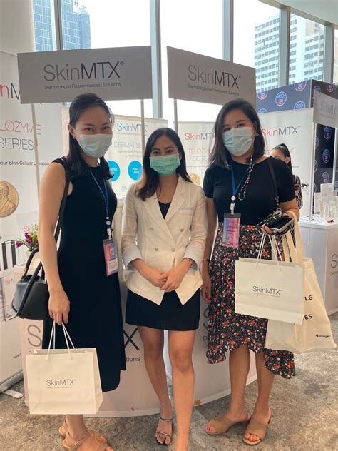 Dermatologists react to blackhead removal videos 2023 on social media 6