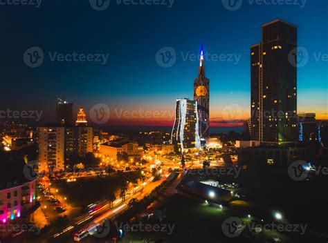 batumi ilumina la ciudad por la noche. panorama turístico histórico