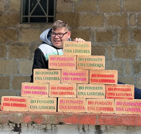 Scampia, al via l'acquisto dei primi «mattoni» per la nuova libreria