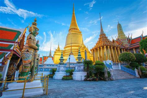 wat phra kaew explore  temple   emerald buddha  bangkok
