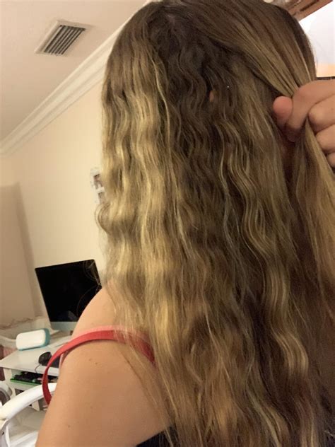 Stylists argue over the best hairdo wavy hair product 6