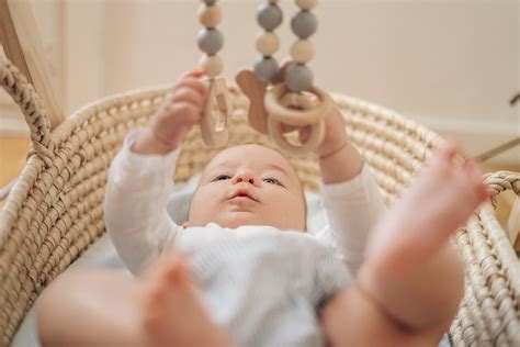 aylik bebek gelisimi nasil olur  ay bebek gelisimi ilk adimlarim