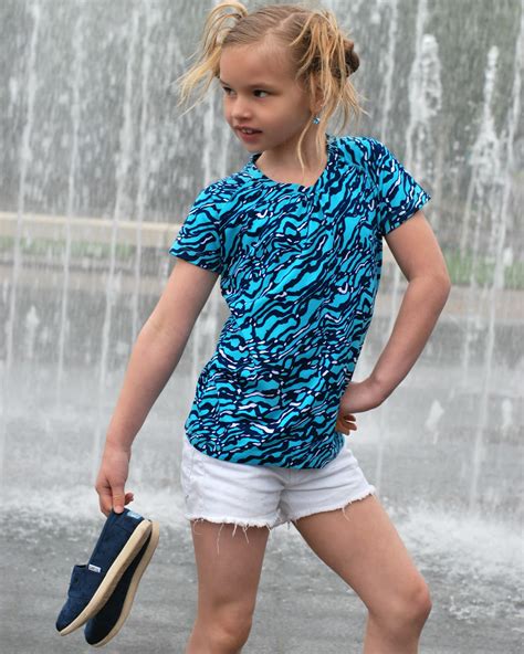 POSE child modeling mag Junior Fashion Experts