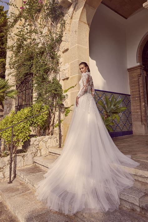 TREND ALERT: How to Incorporate a Victorian Era Wedding Theme | Wedding