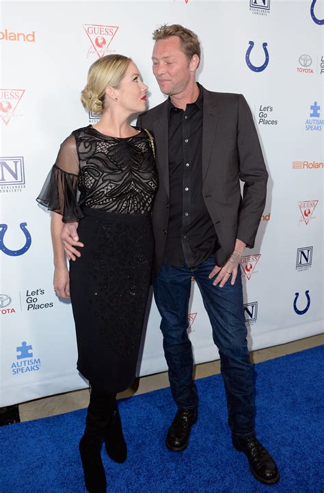 Christina Applegate, 50, Has to Walk with a Stick Due to Multiple