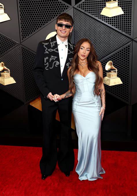 Peso Pluma impresiona en los Grammys 2024 con pantalones acampanados
