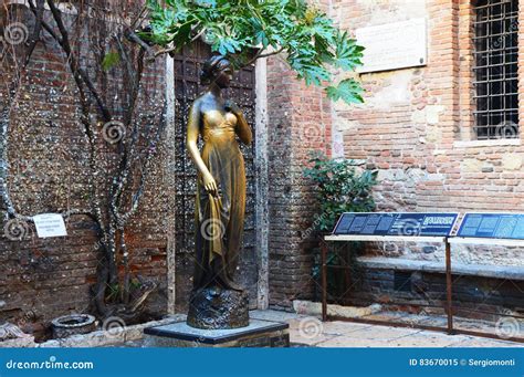 Famous Juliet Statue in Verona, Italy Stock Image - Image of flag ...