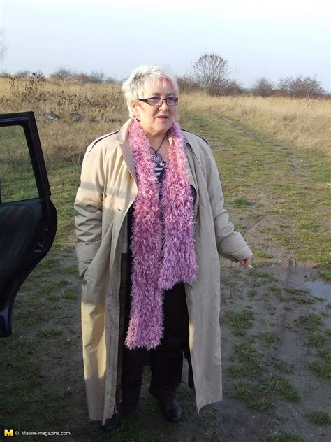 HARDCORE GRANNIES: Public amateur peeing housewife