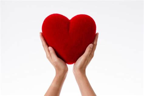 Сердце в руках | Премиум Фото | Hands, Heart, Pillows