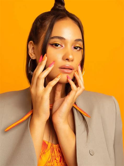 6 Gaya Pemotretan Aurora Ribero dengan Nuansa Orange, Tampil Fresh