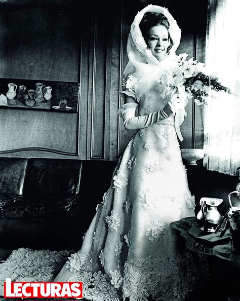 Una tarta gigantesca, vestidos hechos trizas y cientos de invitados