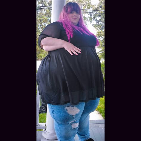 Instagram is bubblybooty Twitter is Bubblyboooty | Scrolller