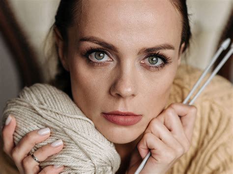 Shades of hazel eyes can change color based on what you wear 19