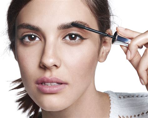 Feathered brows – trendy and beautiful eyebrows | Women's Beauty World